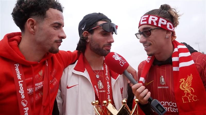 Kostas interviews Dom & Curtis on the bus - 'The best city in the world'